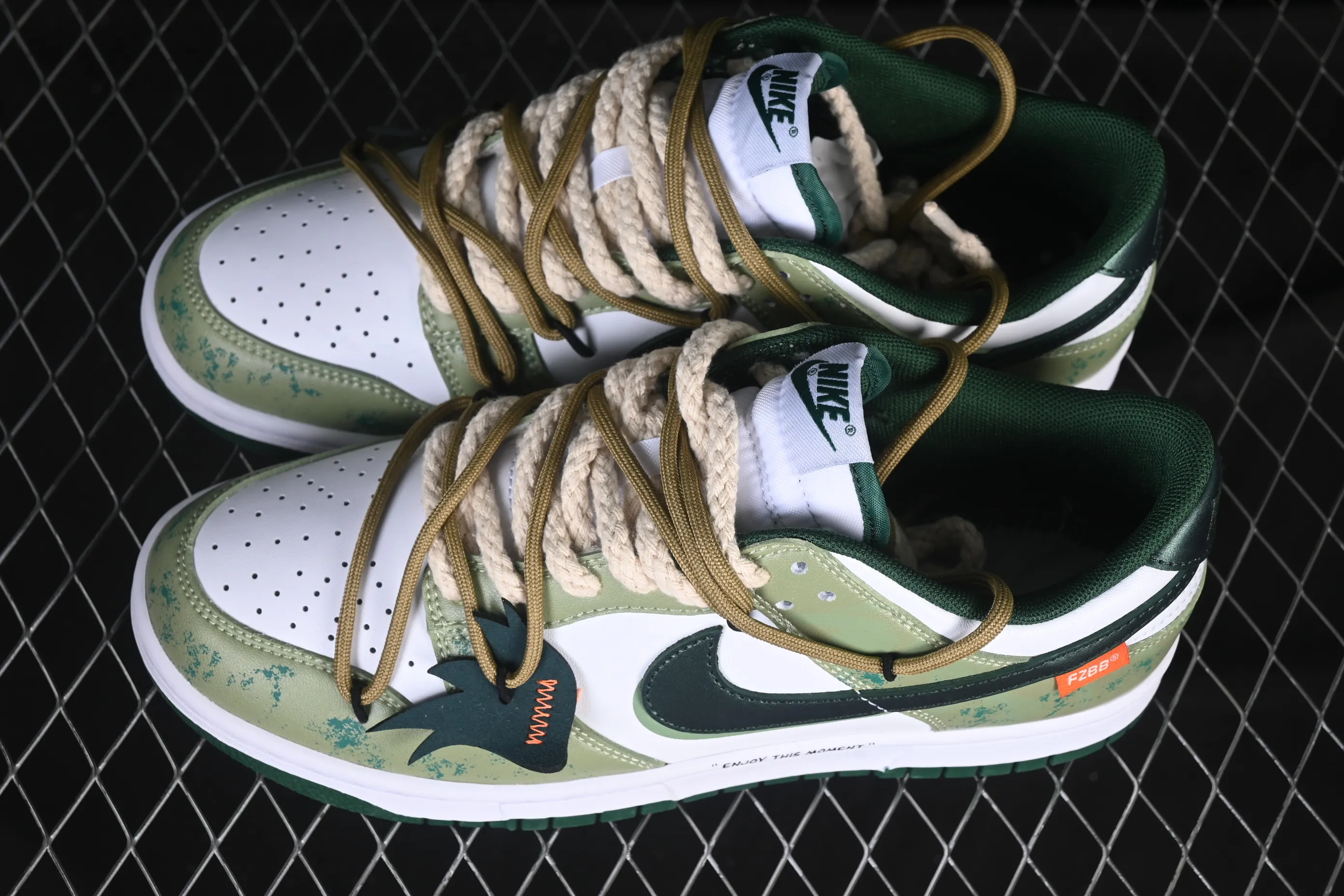 All categories Nk SB Dunk Series Nk SB Dunk Low High-end customized low-top sneakers Nike SB Dunk Low white and green straps low-top casual sneakers DD1391-100